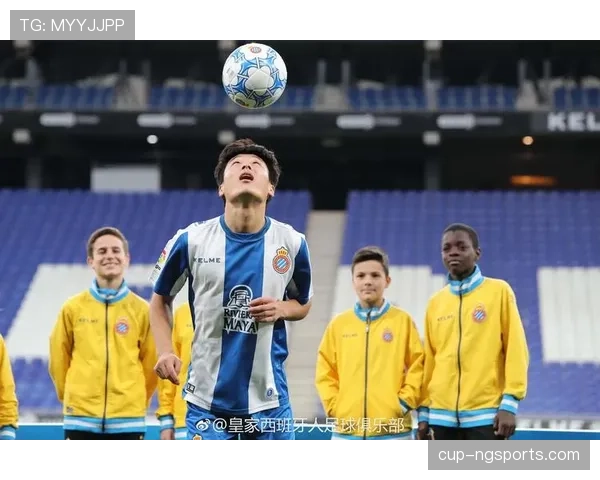 武磊家冰箱里塞满能量饮料，邻居说他半夜还在练颠球